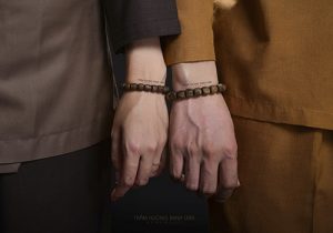 đeo vòng phong thủy tay nào