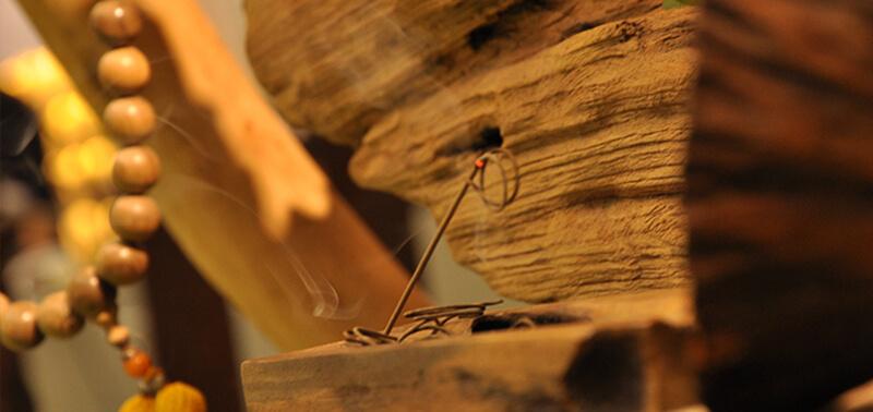 đốt Trầm Hương thường sẽ đóng thật kín không gian nhà hoặc phòng ngủ quá mức