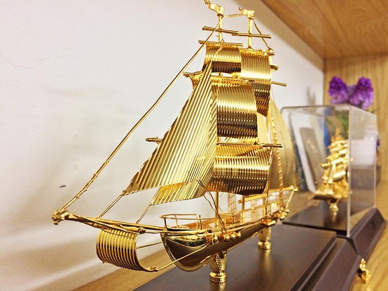 tặng Mô hình thuyền dát vàng 24k