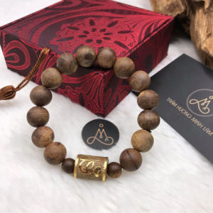 Vòng tay bằng trầm hương mang lại nhiều lợi ích cho chủ nhân