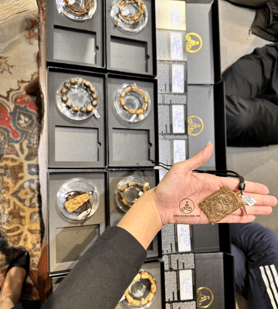 客户到店选购沉香